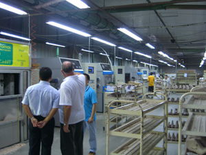 愛瑪與巴西多家著名鞋楦廠進(jìn)行實(shí)地技術(shù)交流，引領(lǐng)制鞋新篇章